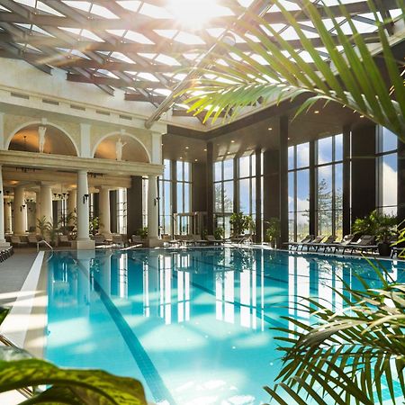 Kings' Valley Medical & Spa Hotel Kazanlŭk 외부 사진 The swimming pool at the InterContinental