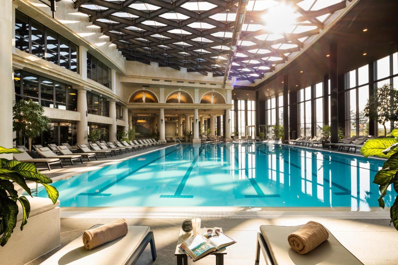 Kings' Valley Medical & Spa Hotel Kazanlŭk 외부 사진 The pool at the hotel