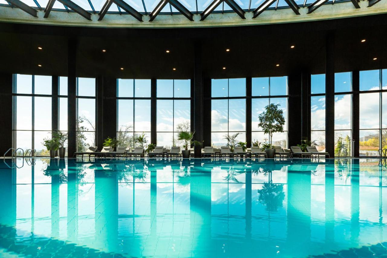 Kings' Valley Medical & Spa Hotel Kazanlŭk 외부 사진 The swimming pool at the hotel