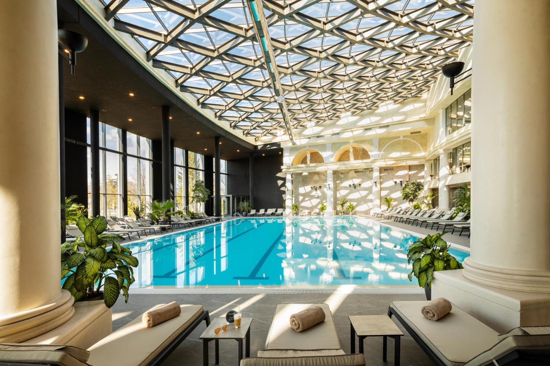 Kings' Valley Medical & Spa Hotel Kazanlŭk 외부 사진 The pool at the spa