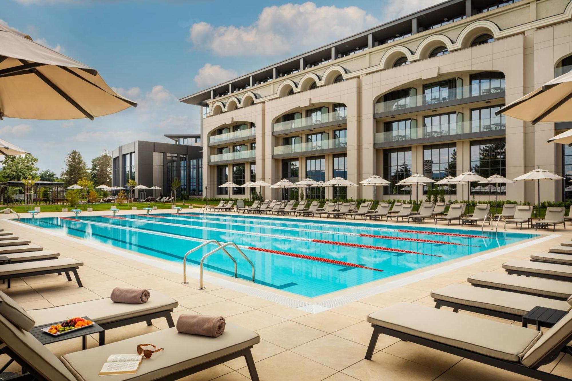 Kings' Valley Medical & Spa Hotel Kazanlŭk 외부 사진 The swimming pool at the hotel