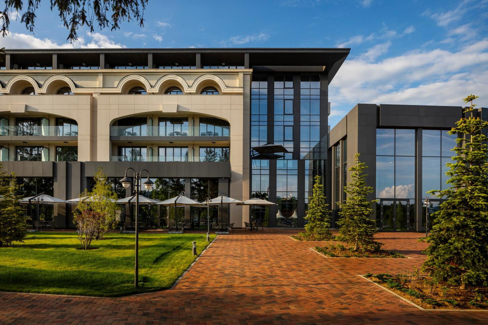 Kings' Valley Medical & Spa Hotel Kazanlŭk 외부 사진 The main building of the university