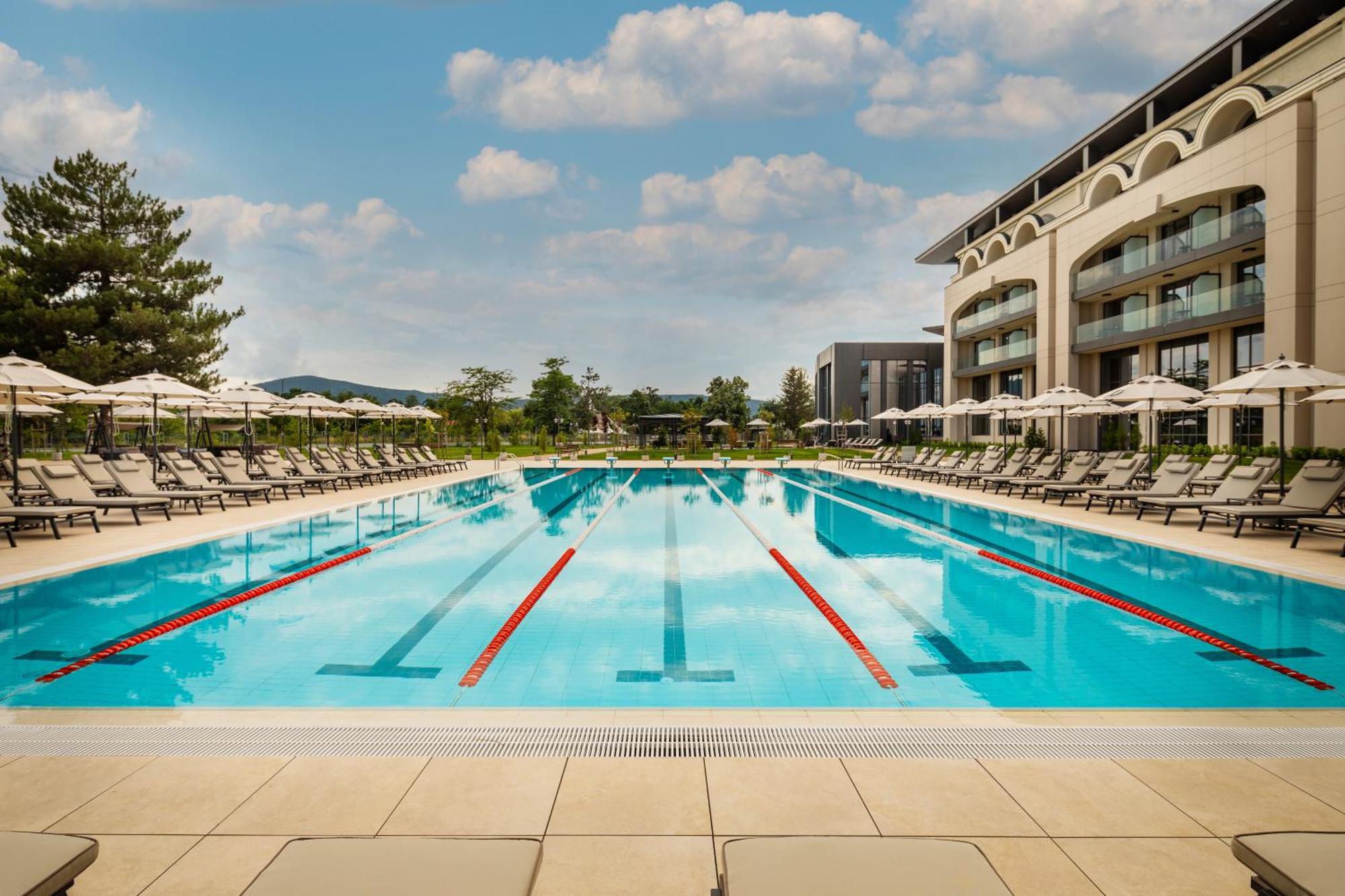 Kings' Valley Medical & Spa Hotel Kazanlŭk 외부 사진 The swimming pool at the hotel