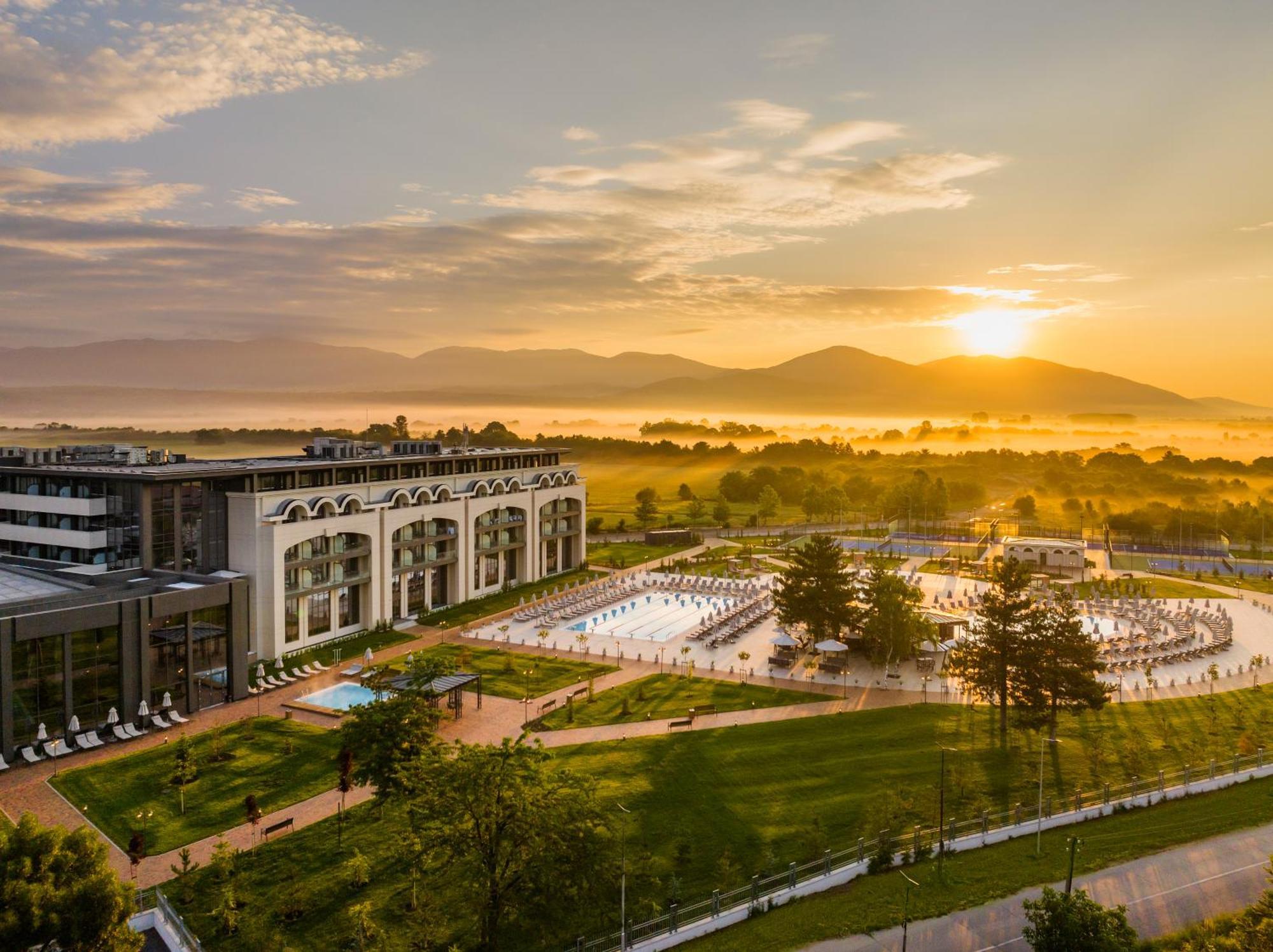 Kings' Valley Medical & Spa Hotel Kazanlŭk 외부 사진 Sunset at the hotel