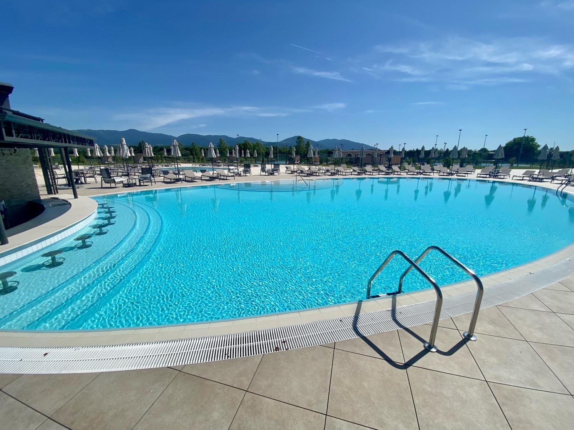 Kings' Valley Medical & Spa Hotel Kazanlŭk 외부 사진 The swimming pool at the complex