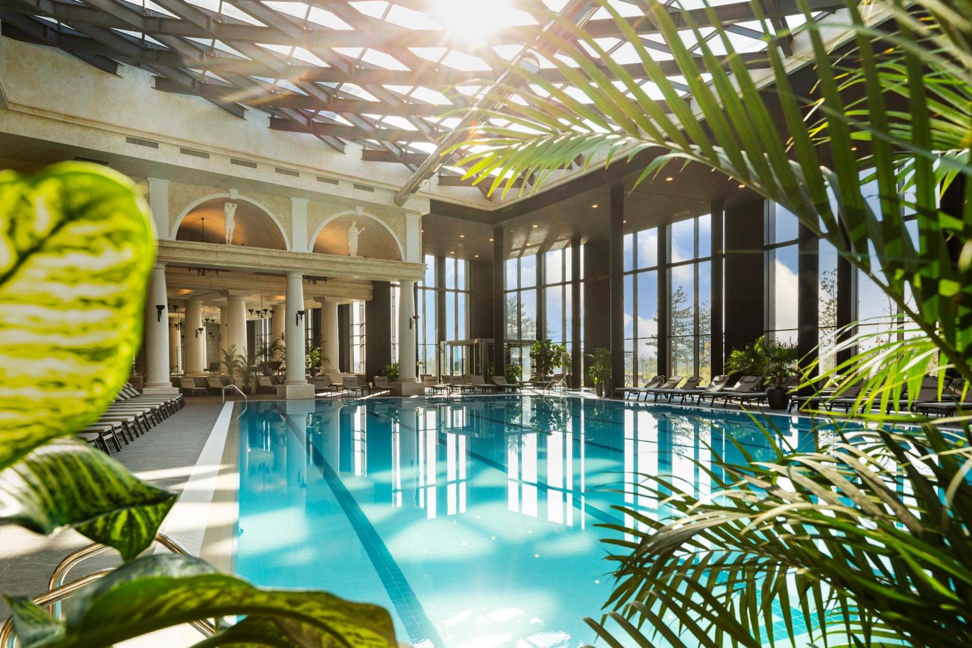 Kings' Valley Medical & Spa Hotel Kazanlŭk 외부 사진 The swimming pool at the InterContinental