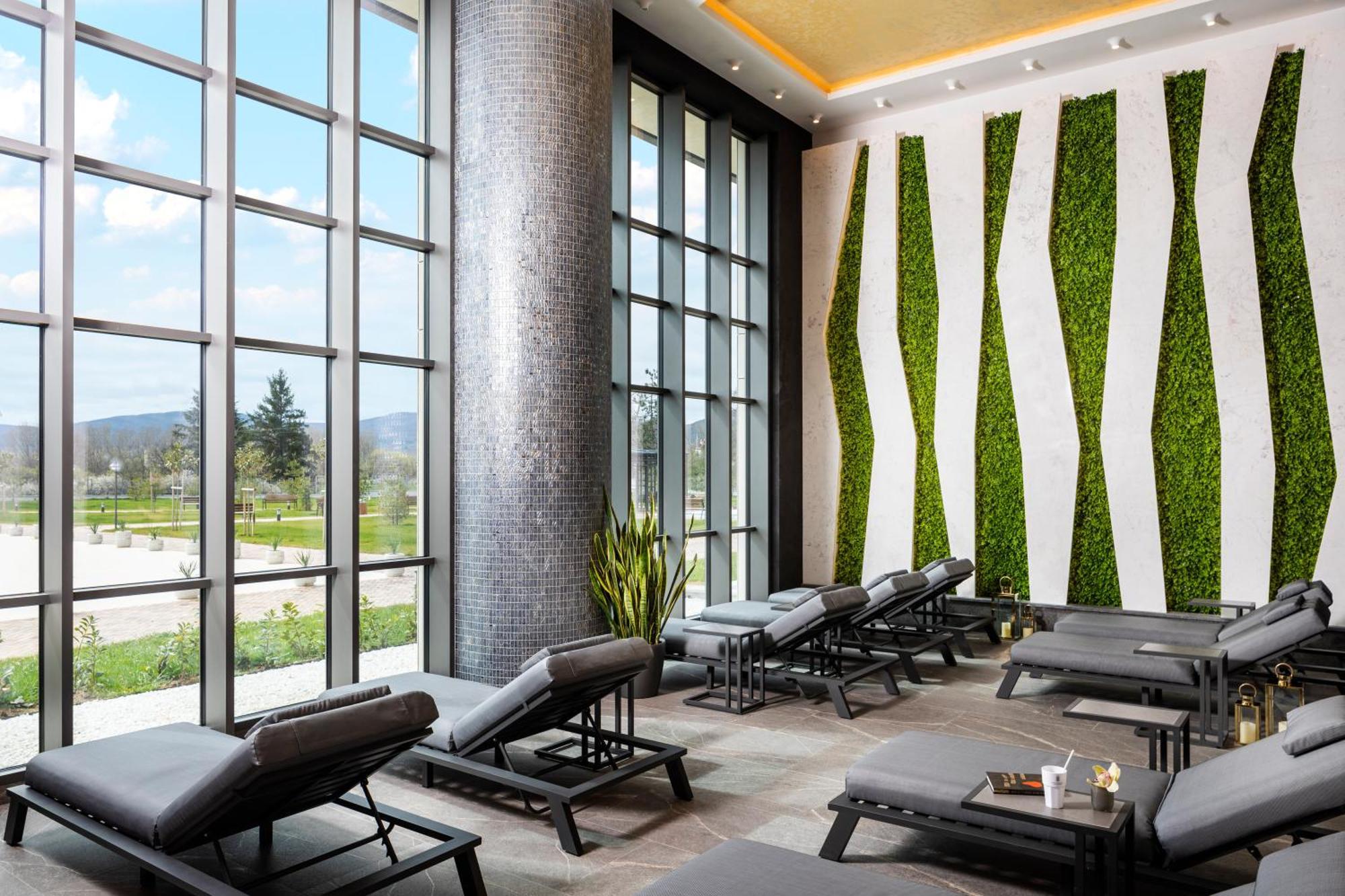 Kings' Valley Medical & Spa Hotel Kazanlŭk 외부 사진 Living wall