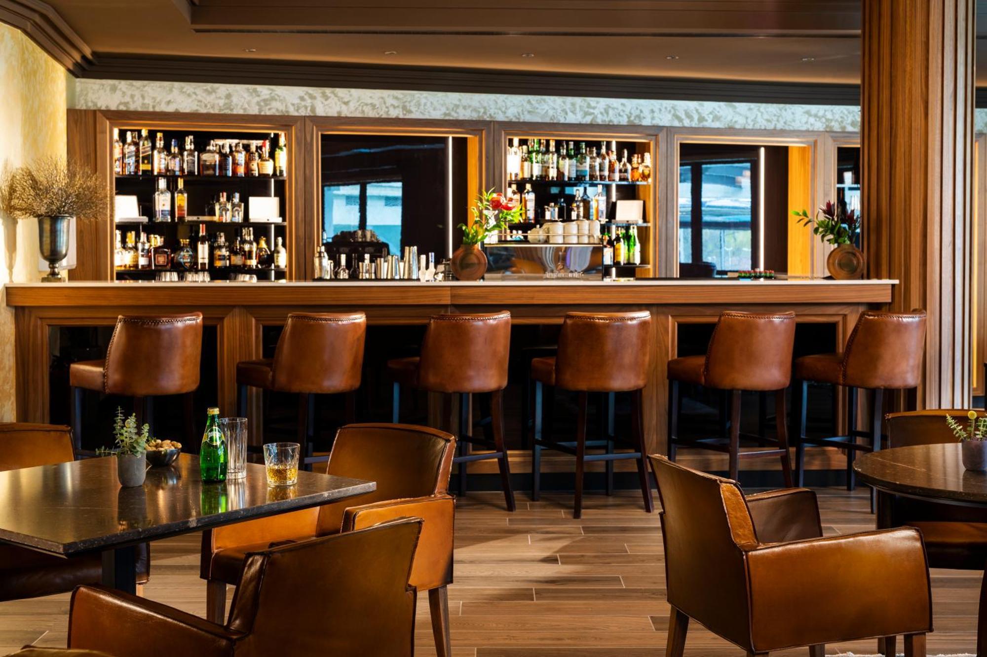 Kings' Valley Medical & Spa Hotel Kazanlŭk 외부 사진 The bar at the London Edition